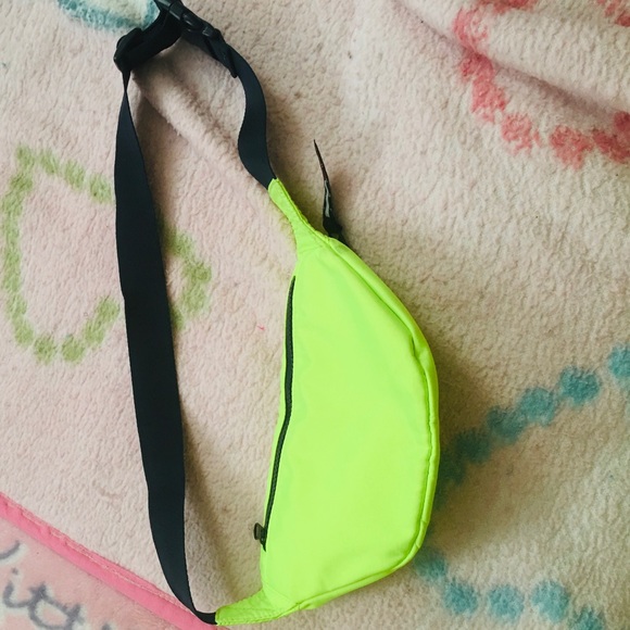 Tommy Hilfiger sling bag - Picture 2 of 2